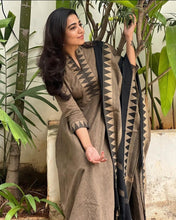 Load image into Gallery viewer, Prebook: Mangalgiri Cotton Anarkali Pant Set With Dupatta
