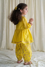 Load image into Gallery viewer, Girls Angrakha Set And Bow Hairclip Gold Print- Yellow
